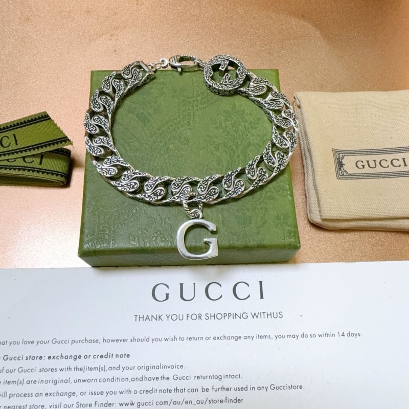 G*u*i bracelets